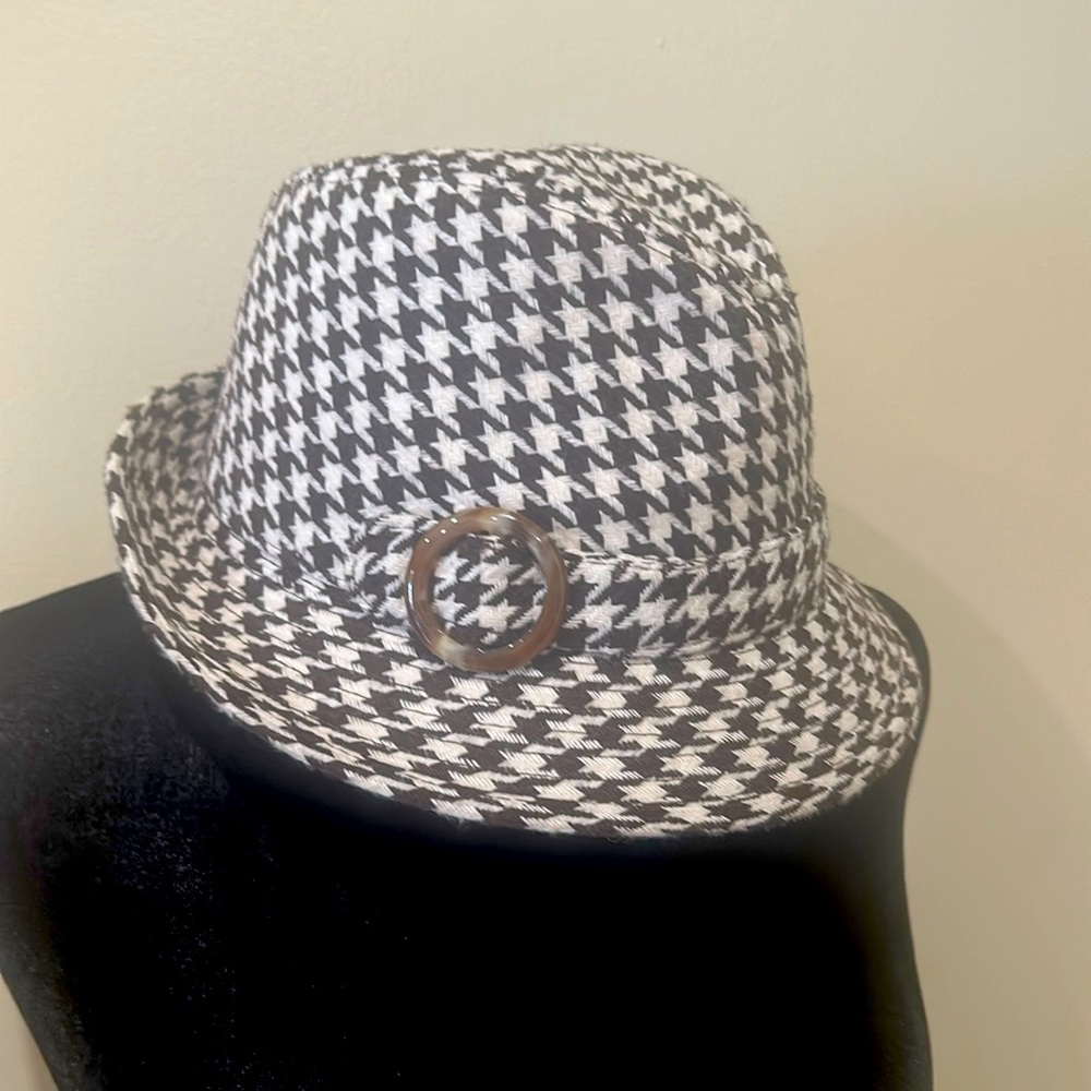 Pretty hat in excellent condition.